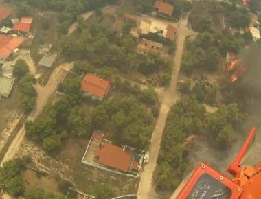 Συγκλονίζουν τα πλάνα από ελικόπτερο που επιχειρούσε στην πυρκαγιά της Κινέτας (βίντεο)